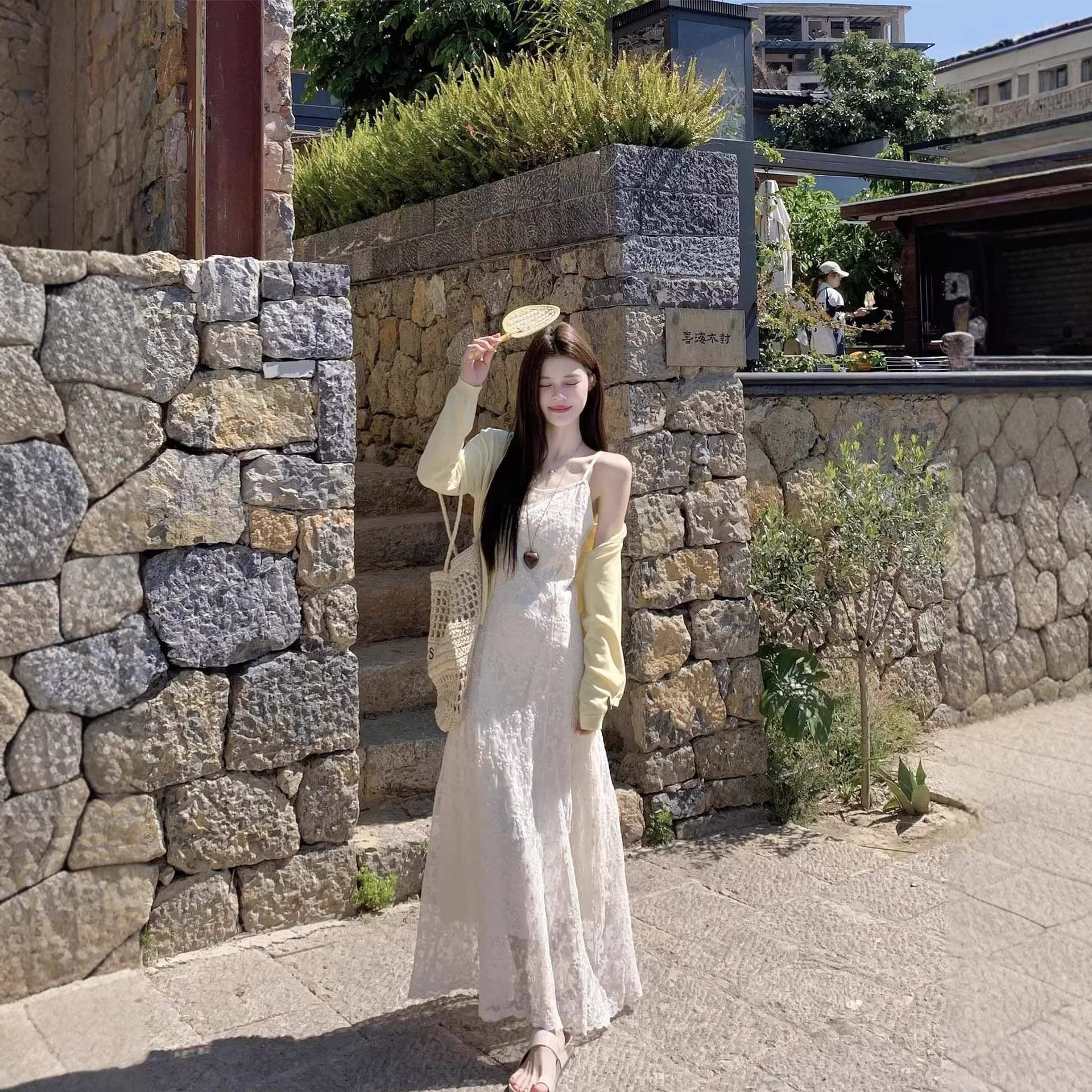 13322223.夏季海边度假感气质连衣裙纯色蕾丝吊带连衣裙子女单裙子，不带开衫