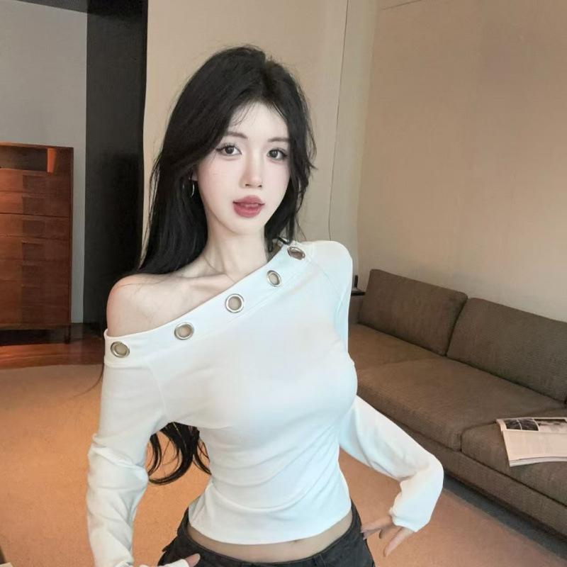 13321823.小众金属铁环镂空设计感长袖T恤修身打底衫斜领露单肩短款上衣