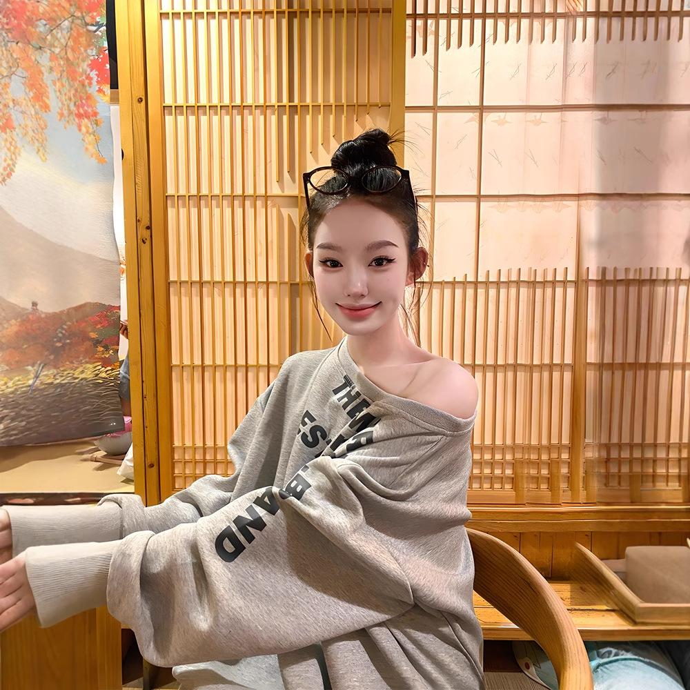 12891894.秋冬时尚百搭字母圆领卫衣宽松长袖两穿露肩潮牌女上衣