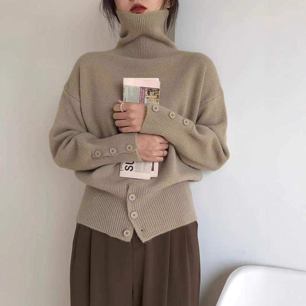 12892322.套头高领毛衣女秋冬设计感高腰纽扣复古慵懒风韩系穿搭毛衣