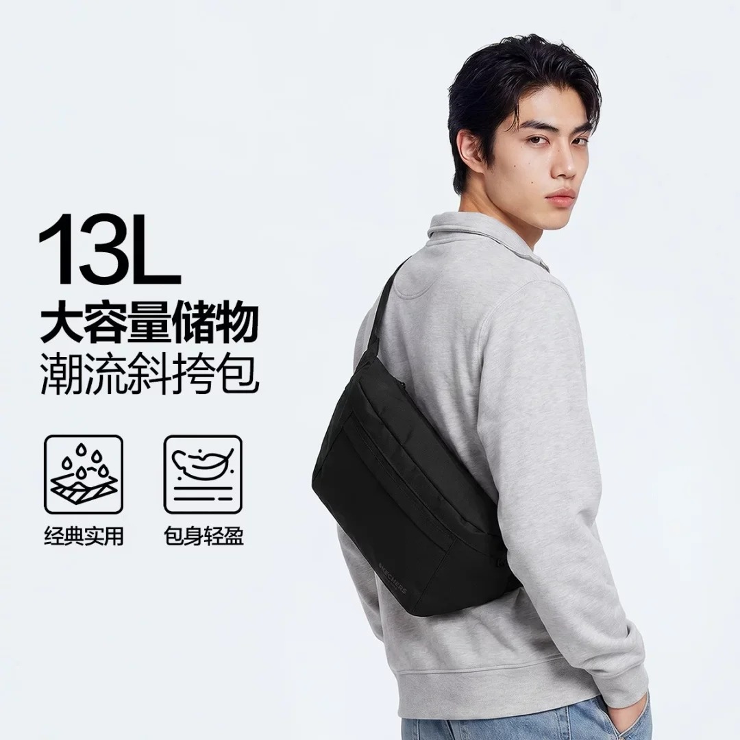 13793711.斯凯奇【开学季】机能斜挎包13升大容量防泼水通勤包户外单肩胸包