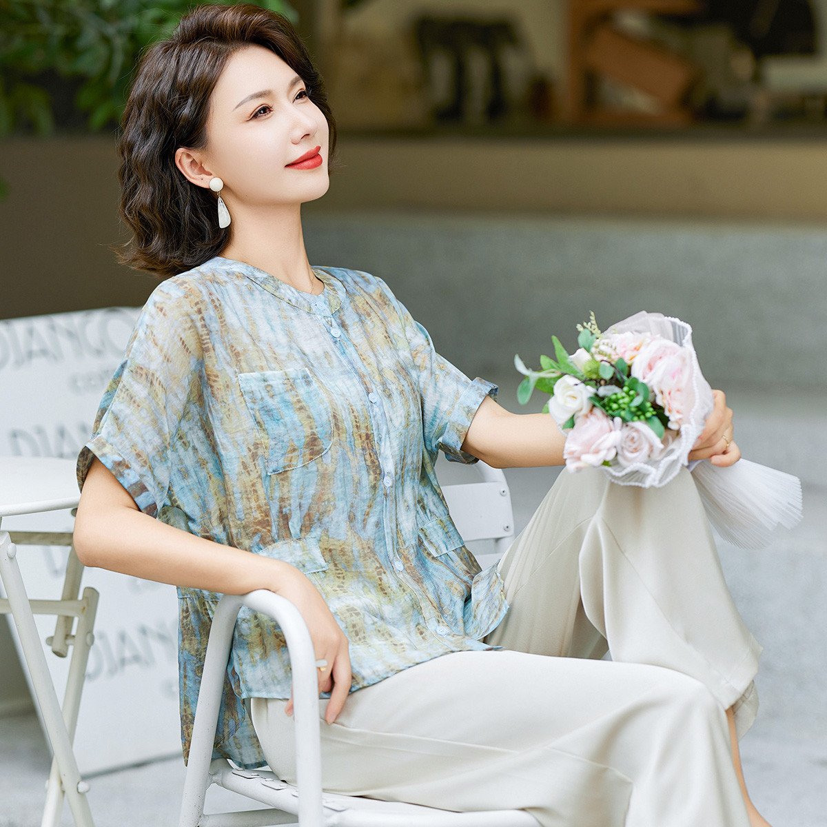12199867.中年女式夏季薄款衬衫时尚短袖圆领上衣中老年妈妈时尚减龄夏装