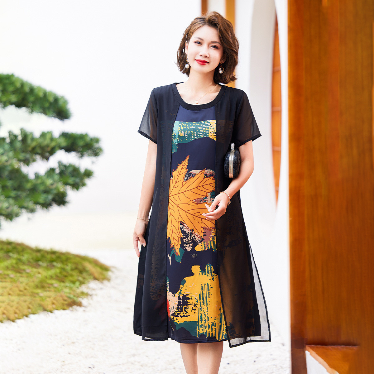 13755120.中年女士时尚连衣裙夏季薄款透气短袖圆领裙子中老年妈妈气质裙