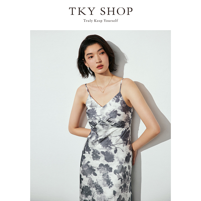 12295822.TKY SHOP温柔度假风吊带连衣裙2025夏季新款高级感印花长款裙子