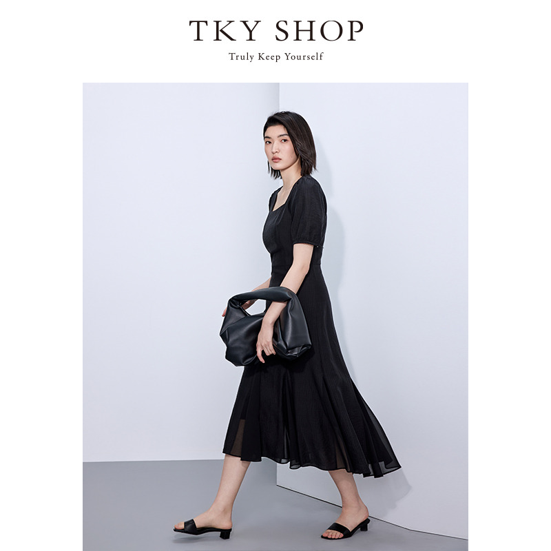 12296207.TKY SHOP简约方领天丝连衣裙泡泡袖设计2025夏季女新款气质小黑裙