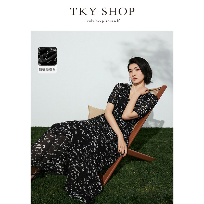 12296096.TKY SHOP高级感真丝连衣裙时尚印花2025夏季新款简约V领碎花长裙