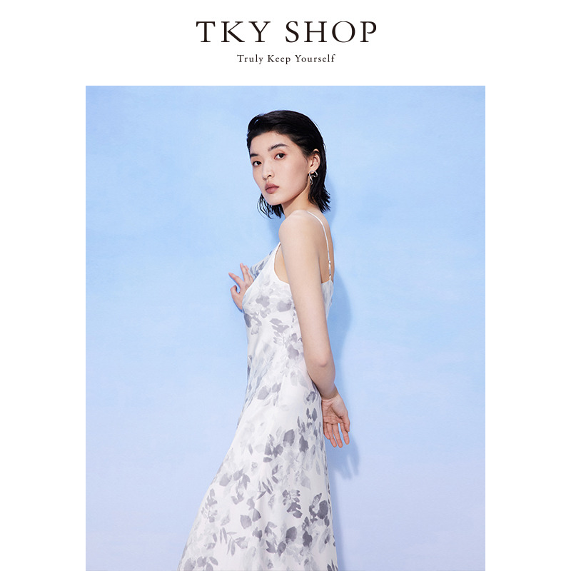 12295833.TKY SHOP荡领印花吊带连衣裙2025夏季新款度假风收腰显瘦碎花长裙