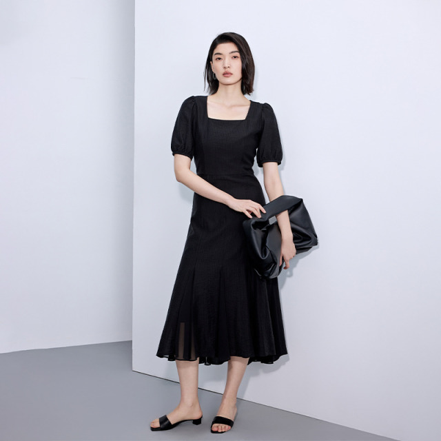 12296207.TKY SHOP简约方领天丝连衣裙泡泡袖设计2025夏季女新款气质小黑裙