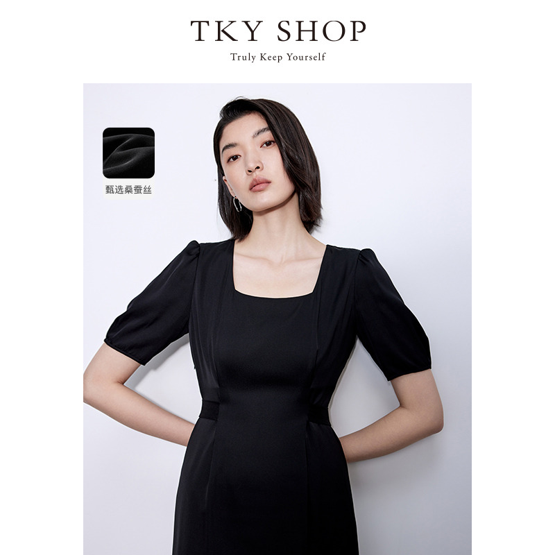 12296150.TKY SHOP简约方领真丝连衣裙2025夏新款收腰显瘦小黑裙度假风裙子