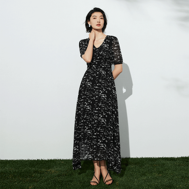 12296096.TKY SHOP高级感真丝连衣裙时尚印花2025夏季新款简约V领碎花长裙