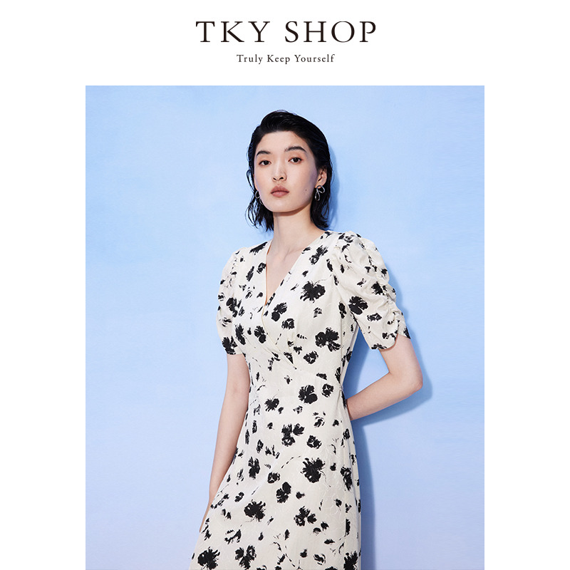 12296181.TKY SHOP气质V领印花连衣裙2025夏新款白底黑花优雅轻奢碎花长裙