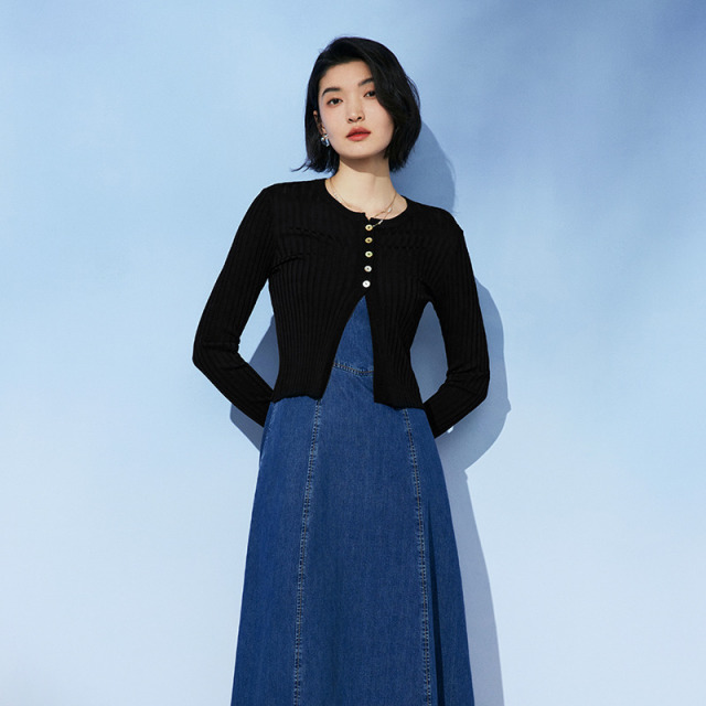 12428798.圆领长袖针织开衫女夏款修身开叉短款上衣优雅高级感