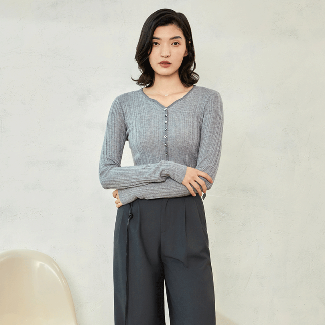 12433572.气质V领修身针织衫女春季新款休闲百搭薄上衣