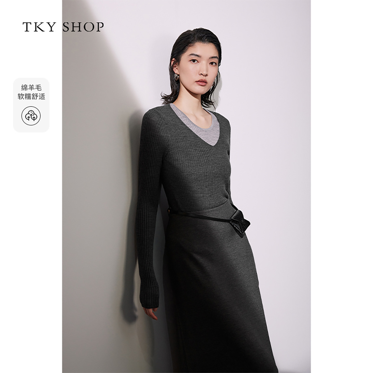 12433822.{100%绵羊毛}假两件撞色毛衣春秋新品针织衫女减龄修身显瘦