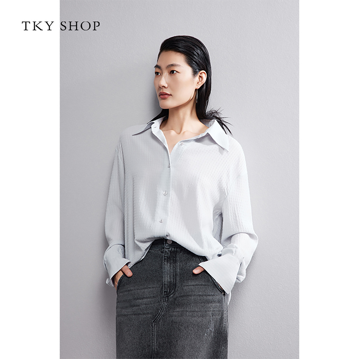 12495444.立体肌理感长袖系带衬衫女2025秋轻奢高级感上衣垂感显瘦