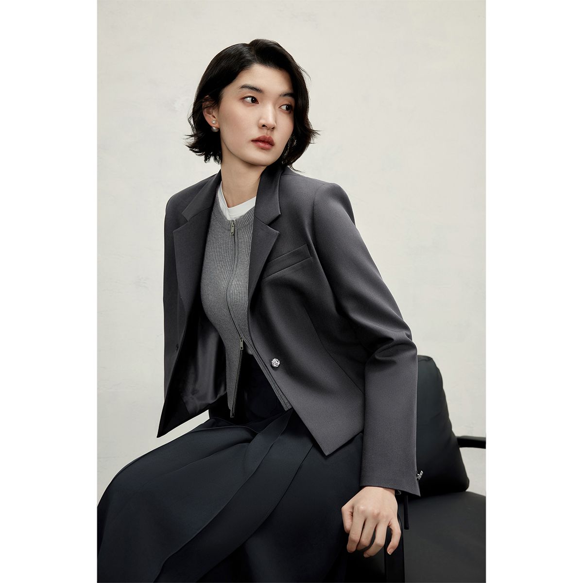 13129225.灰色短款小个子西装外套女简约通勤休闲西服御姐气质穿搭