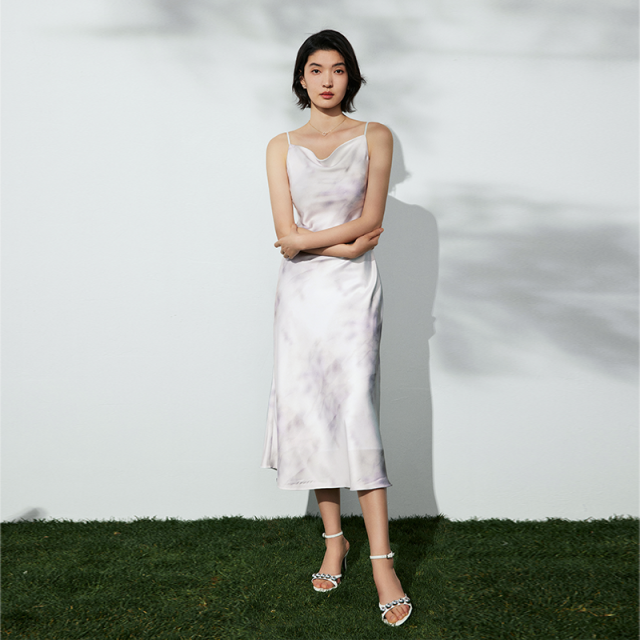 13452982.法式晕染印花荡领吊带连衣裙女夏季新款气质收腰垂感显瘦中长裙