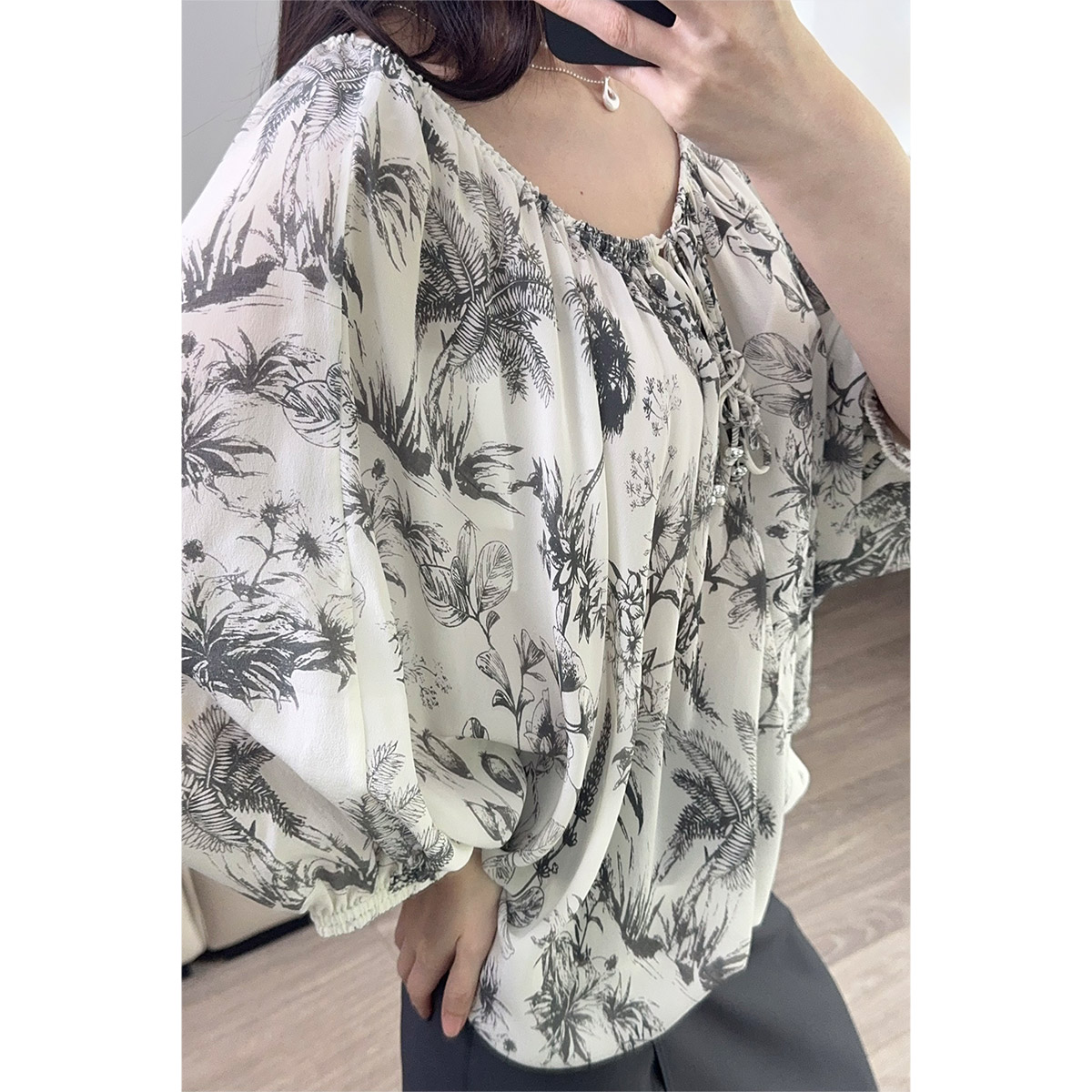 13453782.[100%桑蚕丝]TKY SHOP度假风真丝印花上衣七分袖圆领系带气质上衣