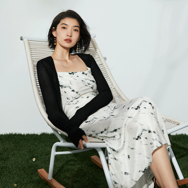 13454118.荡领桑蚕丝吊带连衣裙夏季新款温柔印花裙优雅气质度假长裙