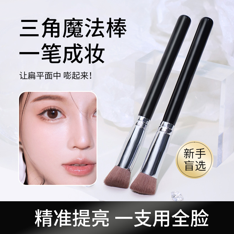 12415936.三角高光刷柔软亲肤斜三角熨斗刷不易吃粉化妆刷提亮遮瑕刷女
