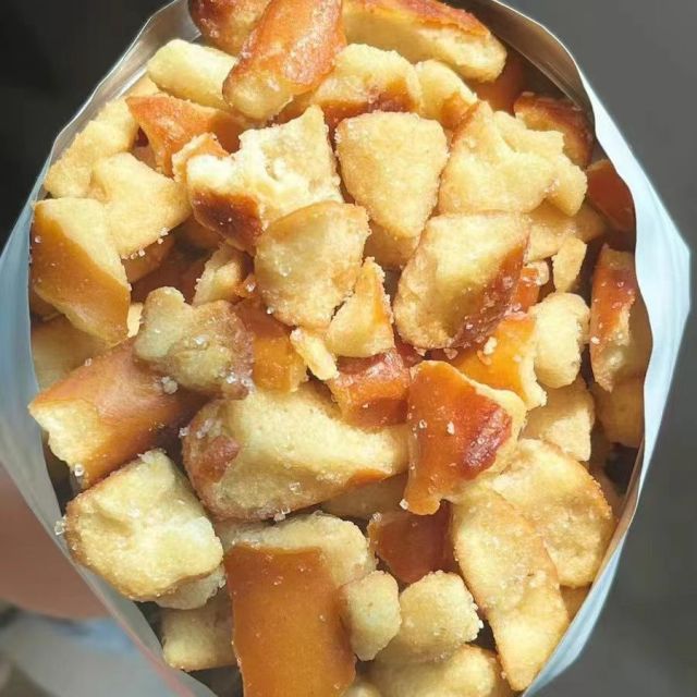 12737419.碱水面包丁海盐焦糖味面包干饼干解馋休闲零食品咸香酥脆