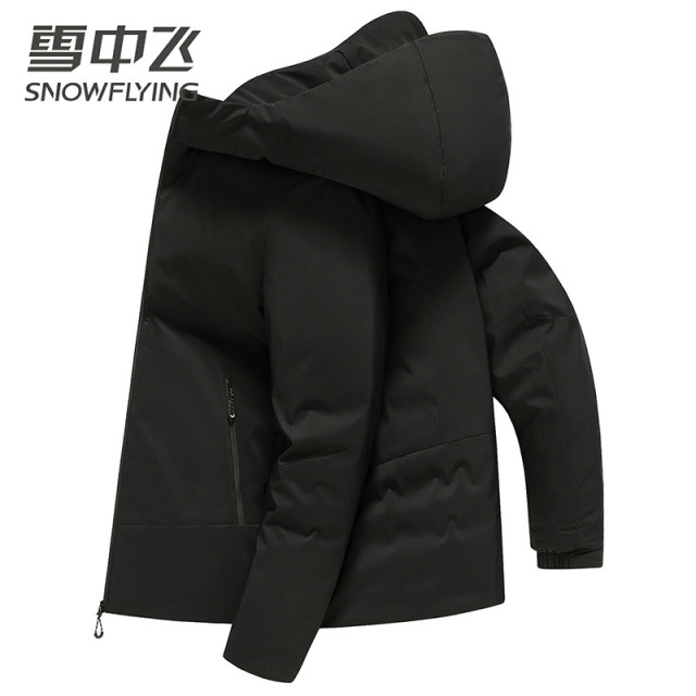 13138979.雪中飞男士短款连帽鹅绒服冬季新款时尚保暖蓬松通勤外套