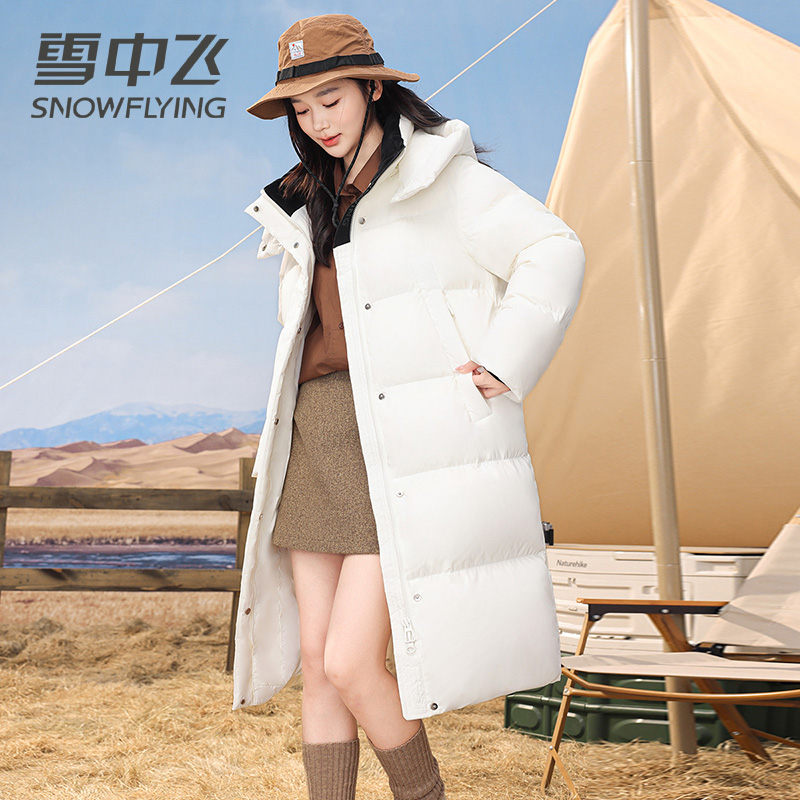 13138903.雪中飞女式长款连帽羽绒服冬季阔版宽松时尚保暖鸭绒外套