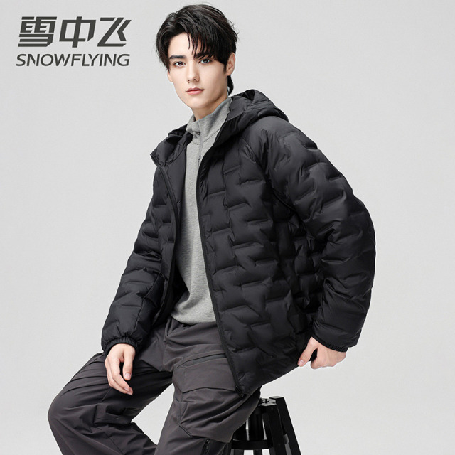13138877.雪中飞男式冬季新款轻薄羽绒服简约百搭休闲连帽防风保暖外套