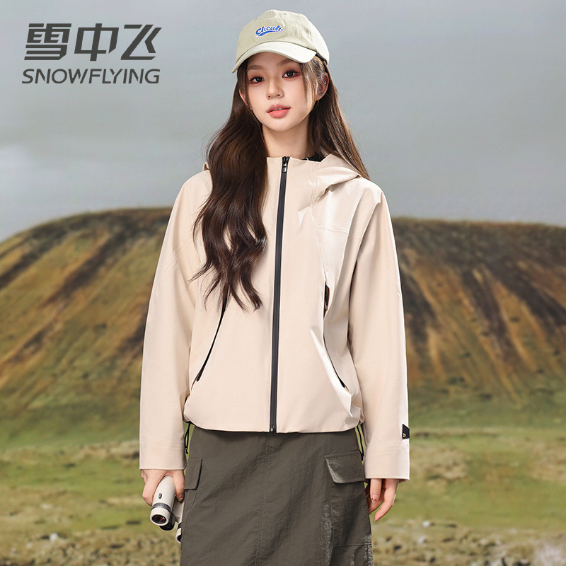 13138981.雪中飞女士春秋季夹克时尚连帽百搭修身简约舒适户外徒步爬山外套
