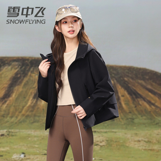 13138981.雪中飞女士春秋季夹克时尚连帽百搭修身简约舒适户外徒步爬山外套
