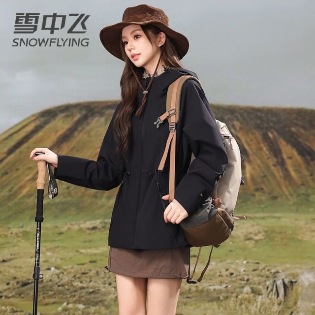 13138950.雪中飞女士夹克户外徒步时尚百搭简约冲锋衣新款舒适收腰外套