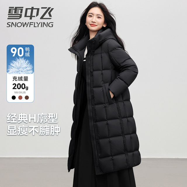 13138859.雪中飞女士羽绒服长款过膝冬季高端连帽保暖鸭绒时尚外套女防寒
