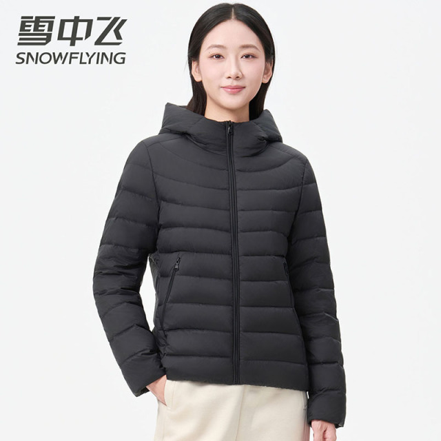 13138729.雪中飞女士轻薄羽绒服新款连帽保暖轻便休闲时尚显瘦百搭外套