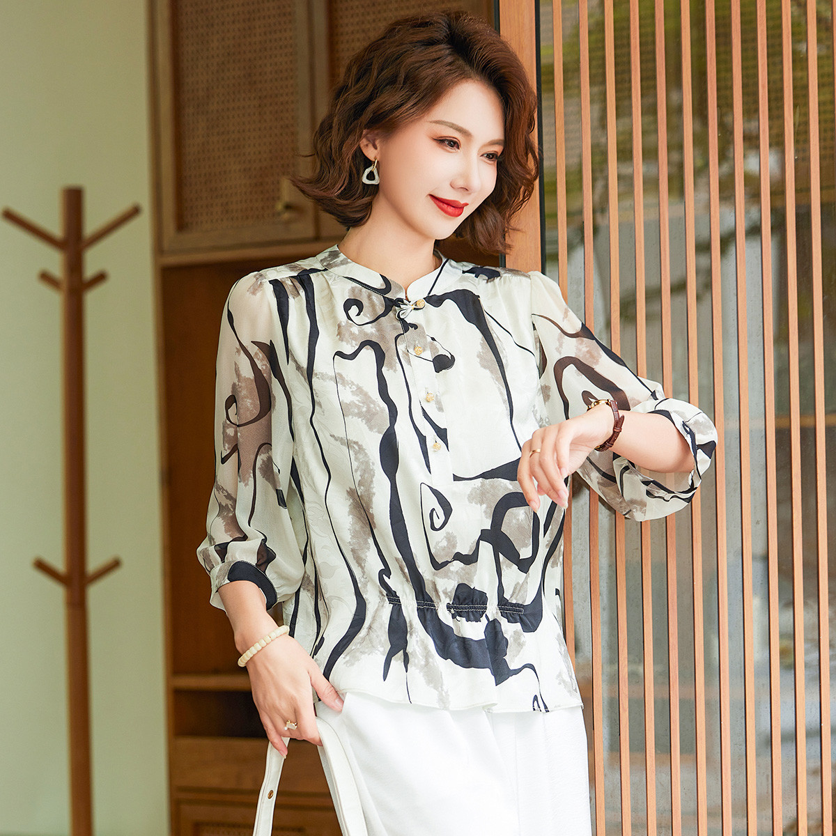 12384598.妈妈夏季上衣服中老年雪纺洋气中年减龄宽松显瘦衬衫女