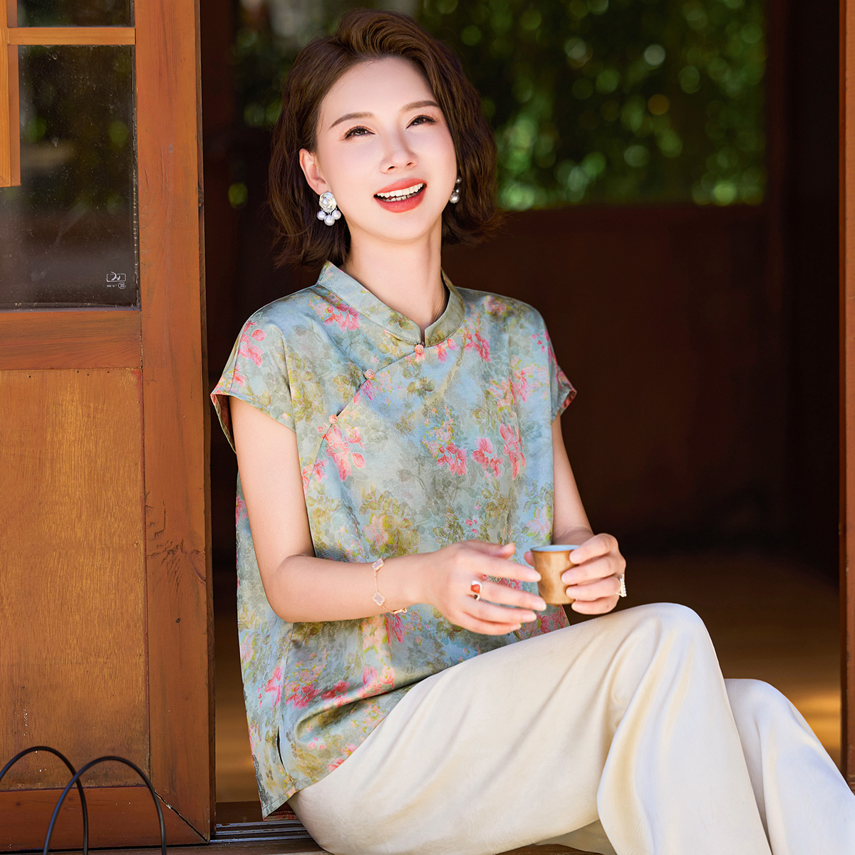12404418.中年女式夏季薄款T恤时尚短袖立领上衣中老年妈妈休闲百搭夏装