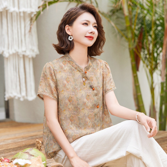 13622339.中年妈妈装夏季国风小衫2026新款洋气浅彩凤尾纹斜襟钉珠上衣