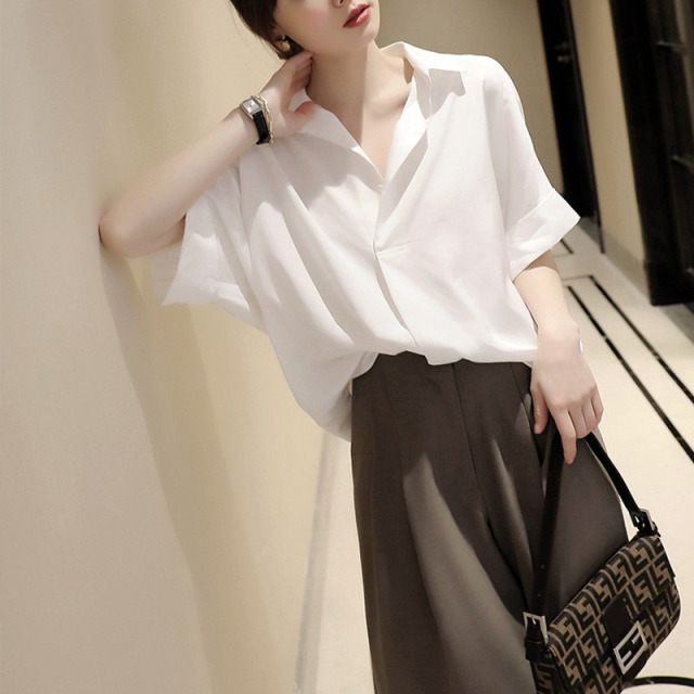 13762834.诗茉琳复古港味短袖衬衫女夏季新款洋气百搭白色衬衣宽松蝙蝠袖领上衣