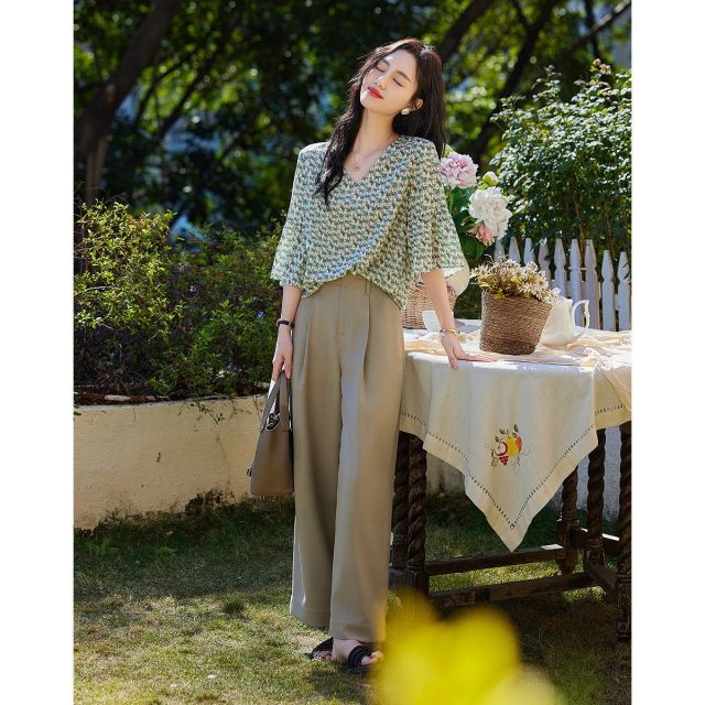 12332281.【文艺小调】夏季V领复合丝花瑶衬衫抽褶喇叭袖垂顺衬衣女装上衣