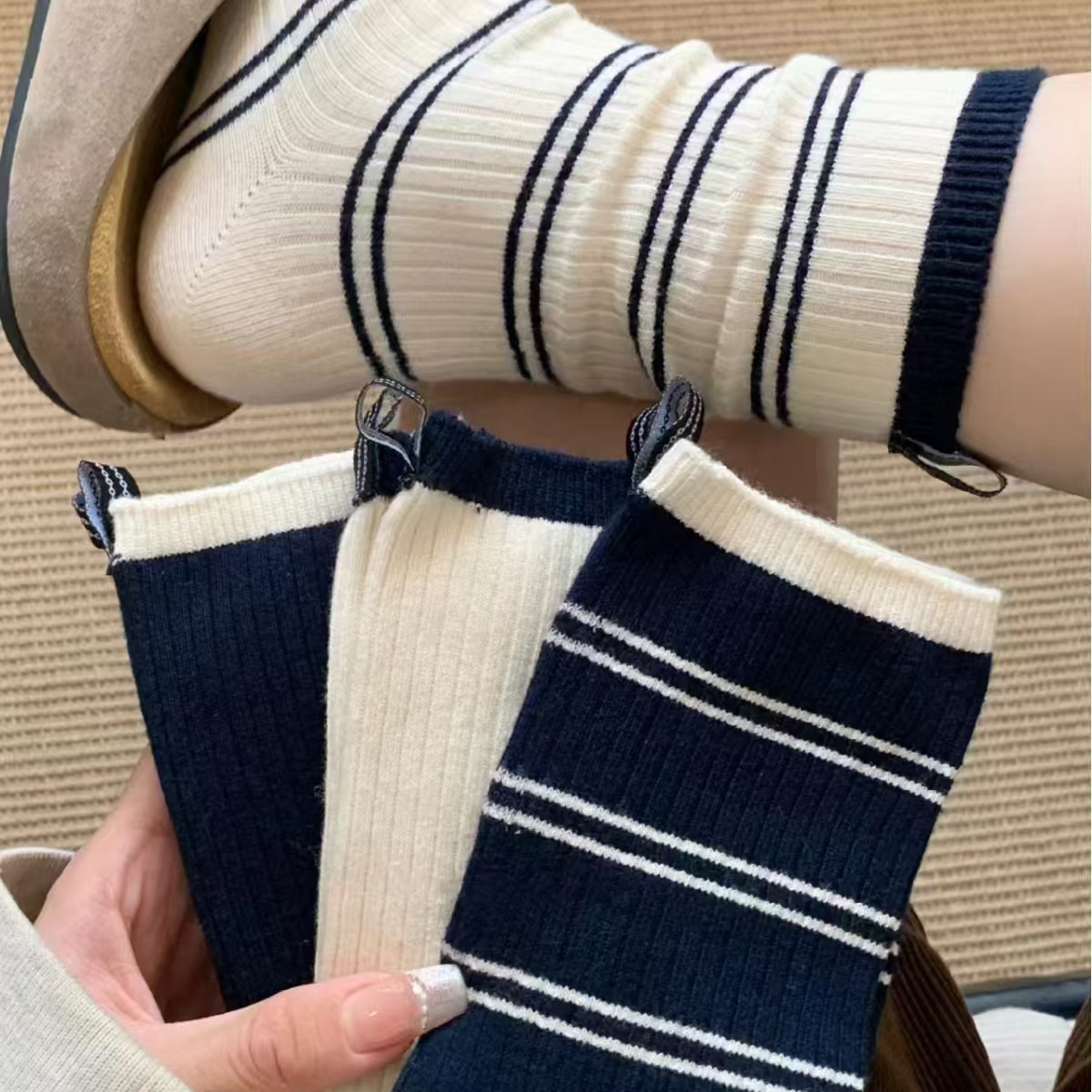 12827106.学院秋冬百搭厚款条纹中筒袜女高后跟飘带设计拼色堆堆袜