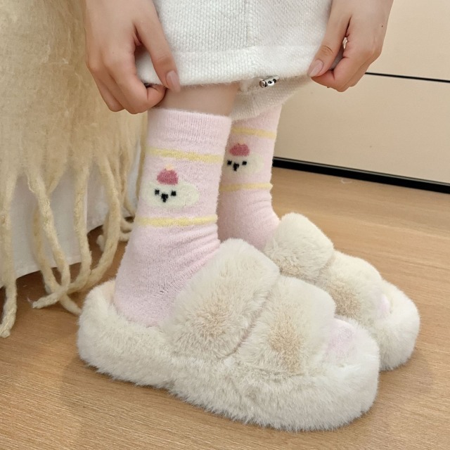 12826439.粉色澳绒袜子女秋冬加厚保暖中筒袜日系卡通条纹可爱毛绒地板袜