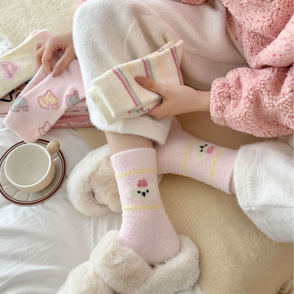 12826439.粉色澳绒袜子女秋冬加厚保暖中筒袜日系卡通条纹可爱毛绒地板袜