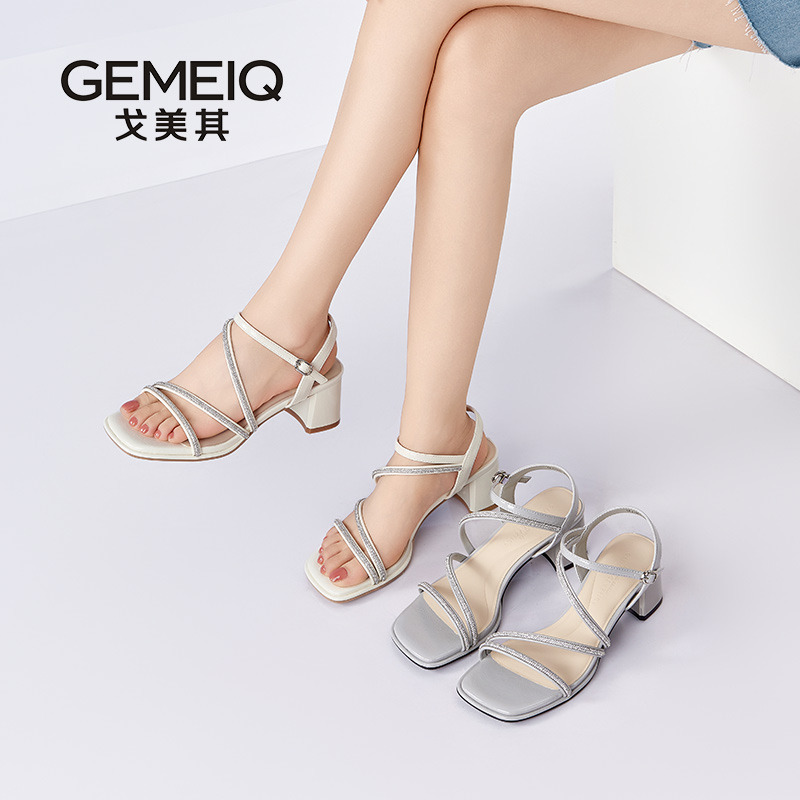 13335594.戈美其商场同款2025夏新款一字带时装凉鞋钻带性感觉凉鞋