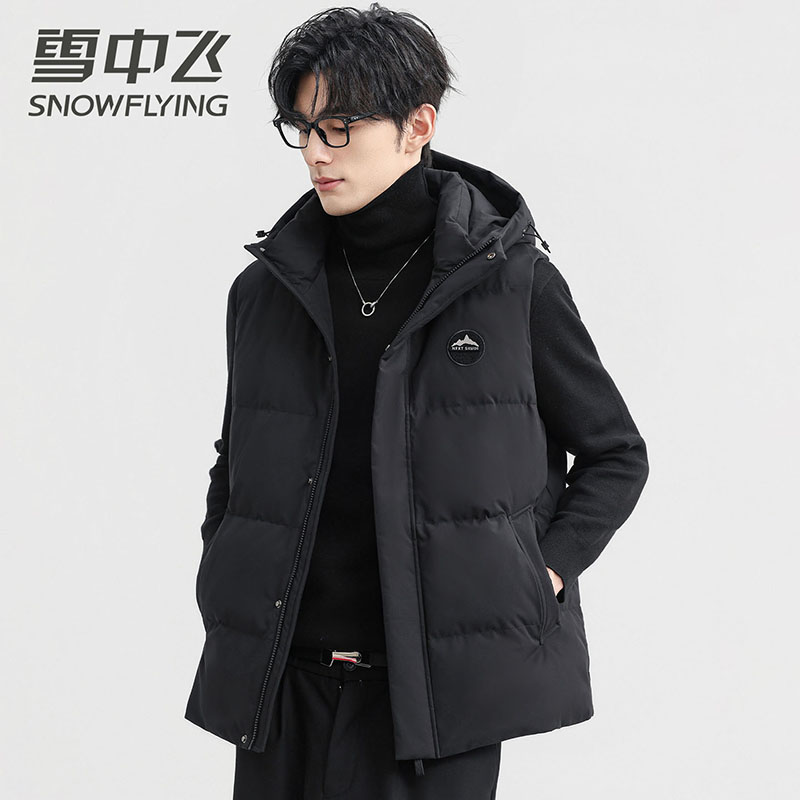 13138772.雪中飞羽绒马甲男冬季新款御寒保暖连帽潮流休闲羽绒马甲