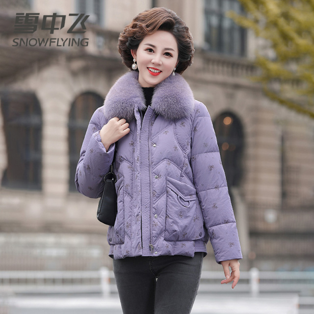 13139091.雪中飞冬季冬装新款妈妈毛领羽绒服洋气保暖中老年外套女