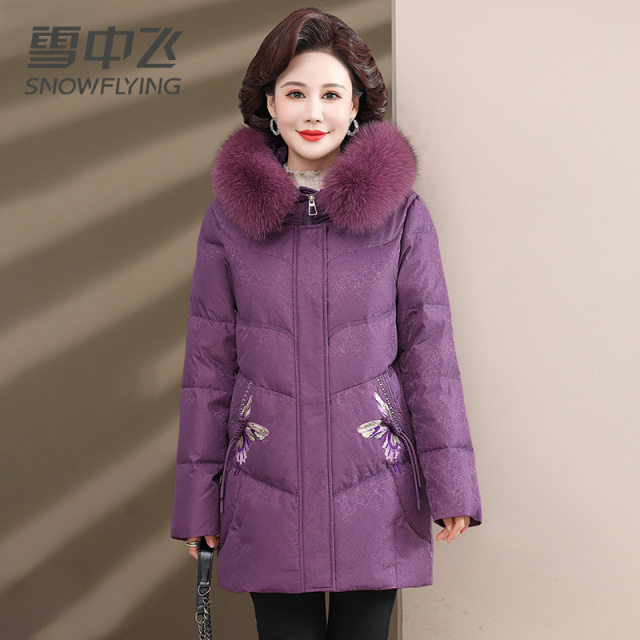 13139084.雪中飞中老年女装羽绒服妈妈装冬装外套女士洋气高端休闲保暖防寒外套