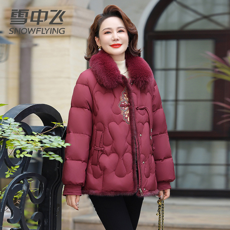 13139080.【妈妈装】雪中飞女式短款毛领羽绒服时尚保暖羽绒外套