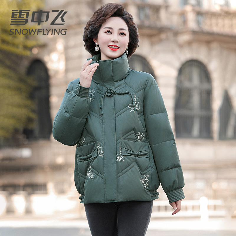 13139045.雪中飞奶奶羽绒服短款妈妈冬季冬装新款中老年保暖外套女