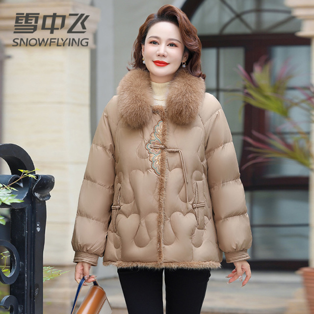 13139080.【妈妈装】雪中飞女式短款毛领羽绒服时尚保暖羽绒外套