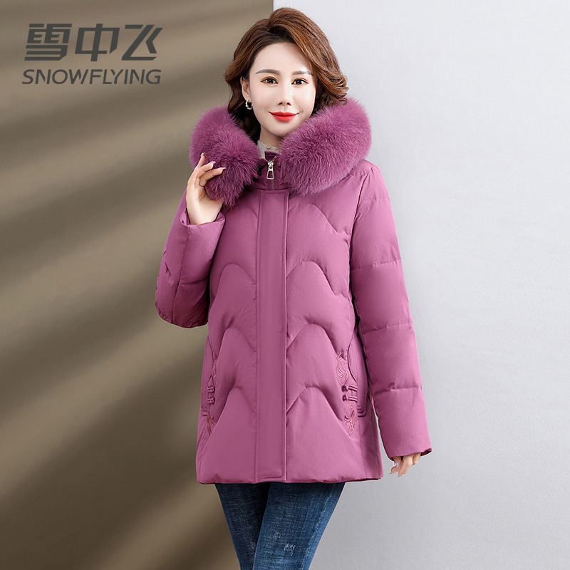 13139049.雪中飞妈妈装羽绒服冬季新款中老年冬装保暖毛领气质外套女