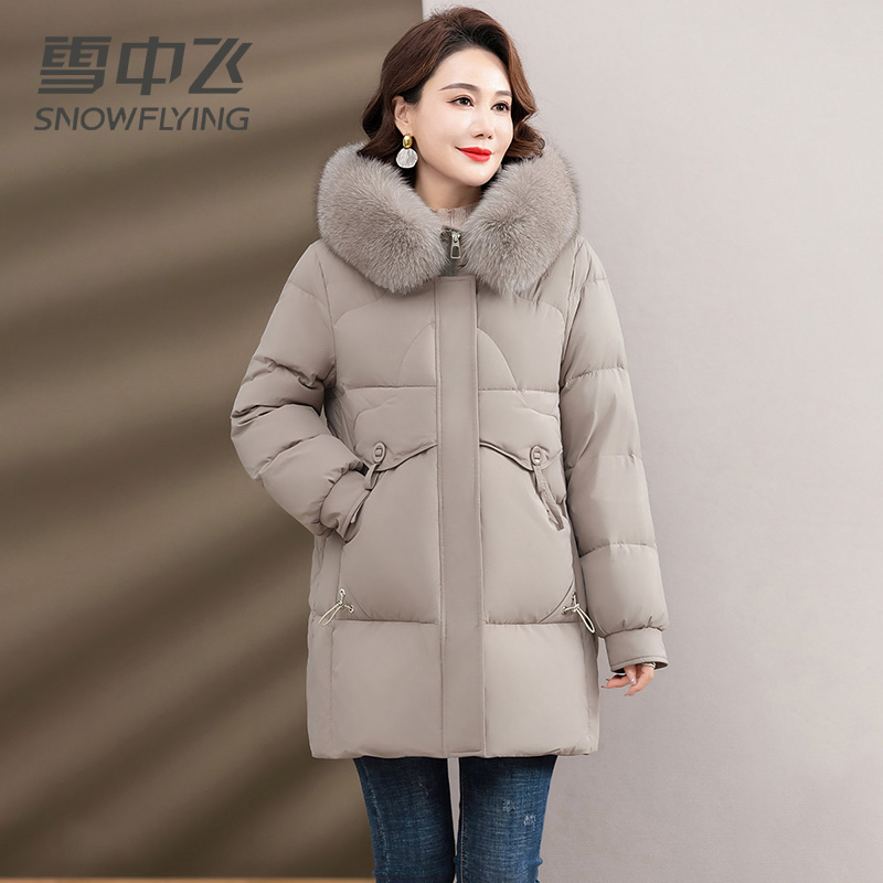 13139075.雪中飞新款女士中长款羽绒服纯色高端简约休闲妈妈装保暖防寒外套